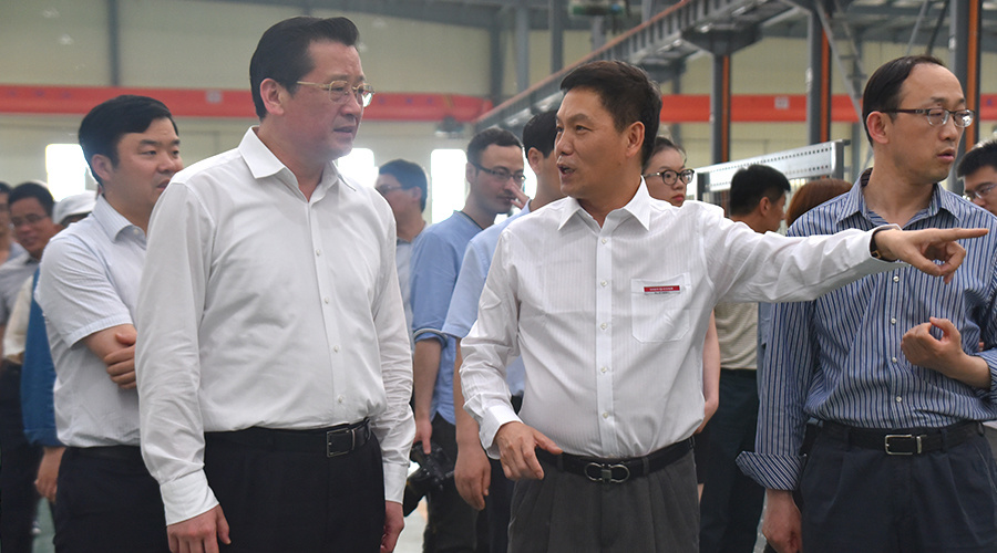 徐州市委常委、徐州經(jīng)濟技術開發(fā)區(qū)黨工委書記王強參觀升華電梯“無人化工廠”(圖4)